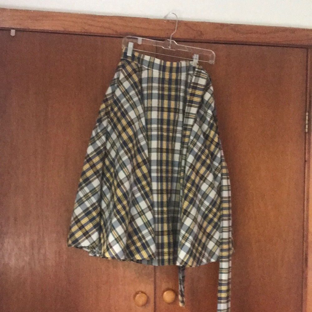 Stunning seersucker plaid skirt by Uniqlo. Size 6